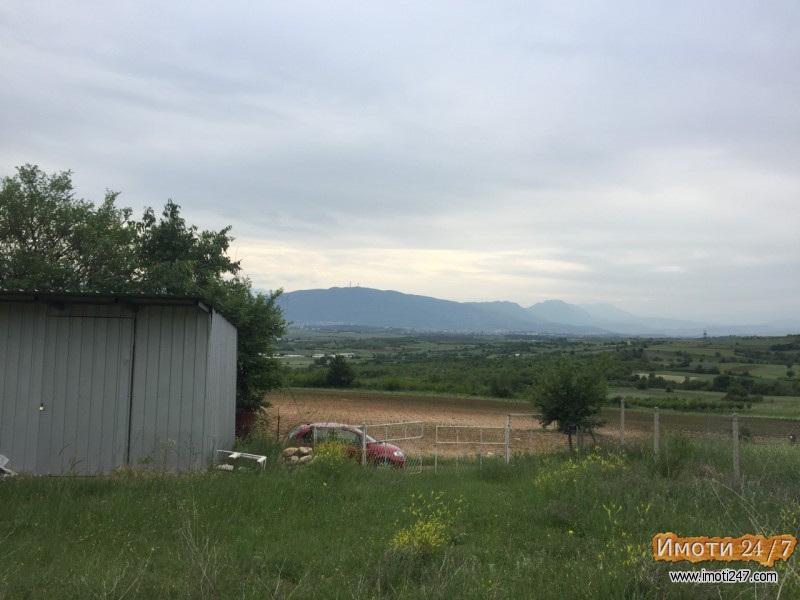 ПРОДАВАМ плац со викендица