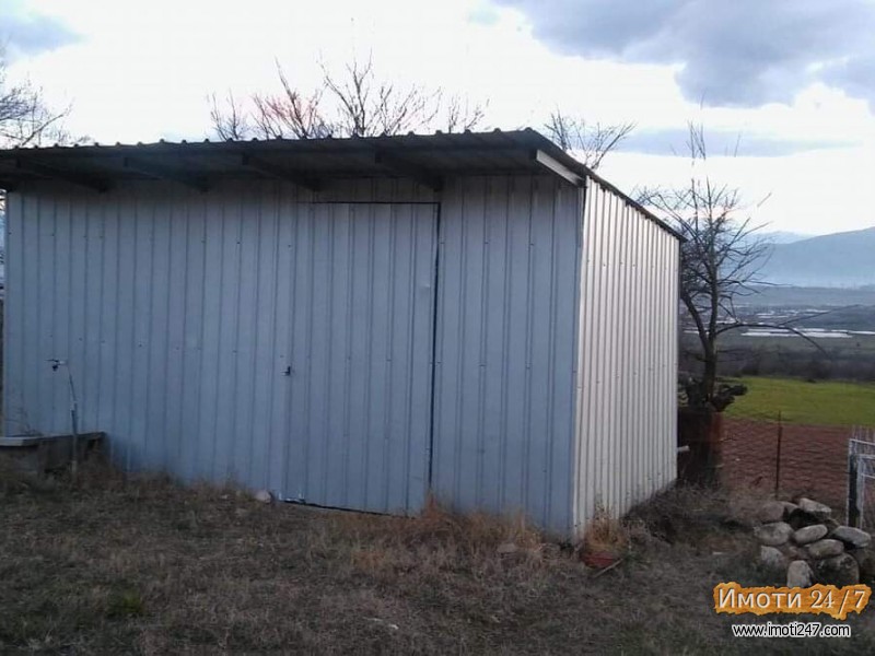 ПРОДАВАМ плац со викендица