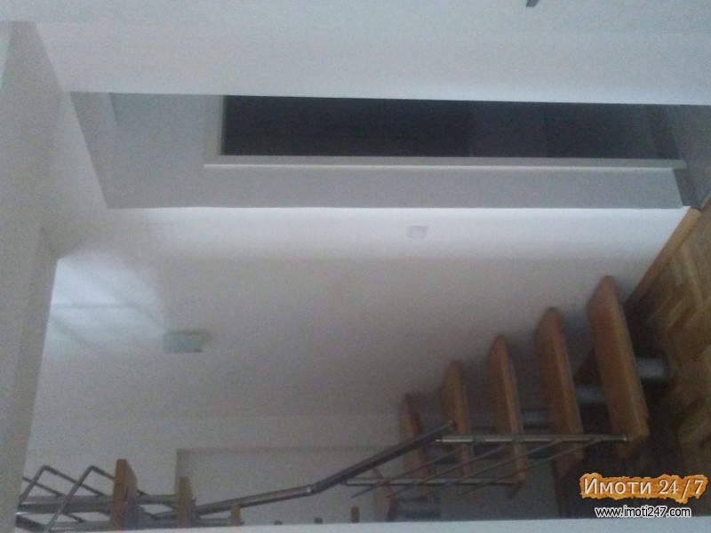 Продавам стан 61м2 и гаража 16м2 во Центар