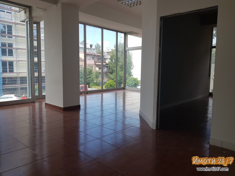 Се издава деловен простор 121м²