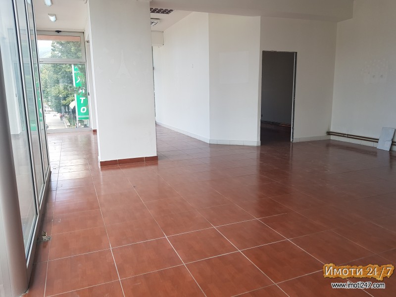 Се издава деловен простор 121м²