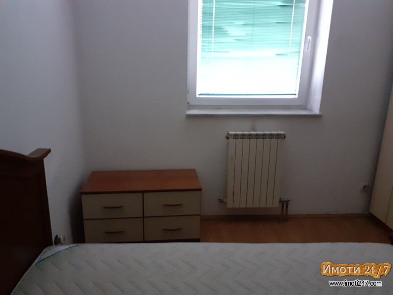 Izdavam trosoben stan vo Debarmaalo Skopje