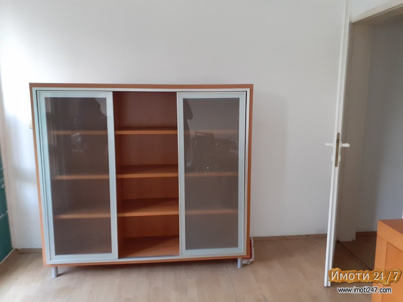 Izdavam trosoben stan vo Debarmaalo Skopje