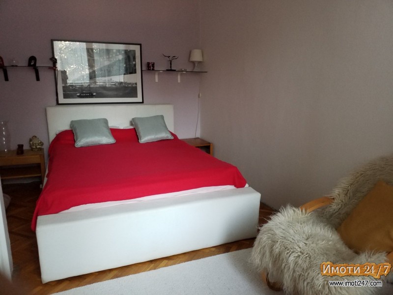 Odlicna lokacija-4soben stan vo strog Centar