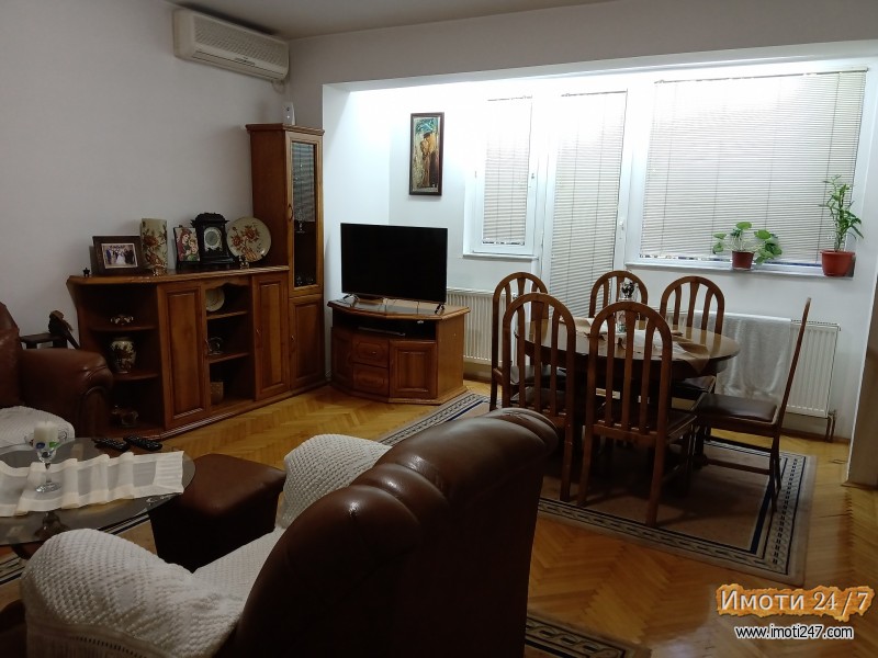 Se prodava stan vo Vlae so dvor