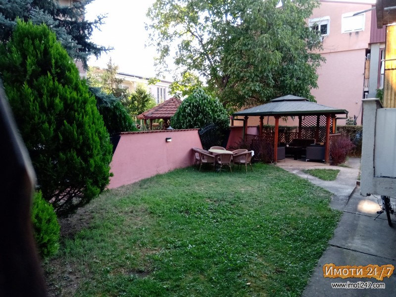 Se prodava stan vo Vlae so dvor