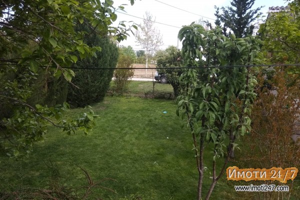 Продавам куќа со двор во Влае