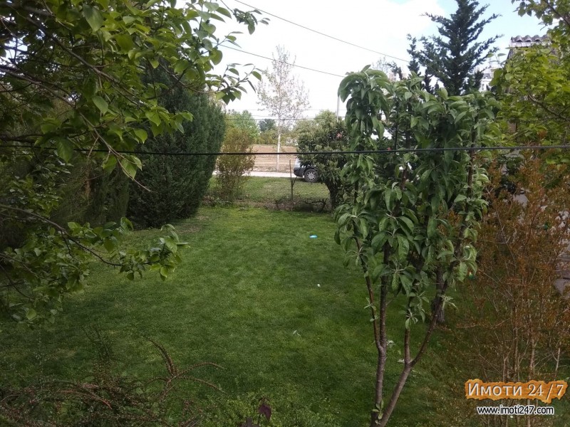 Продавам куќа со двор во Влае