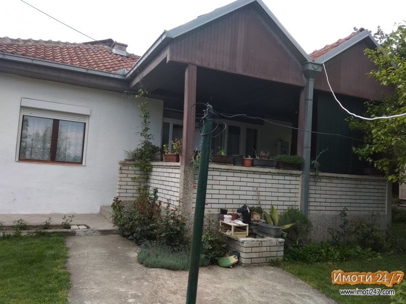 Продавам куќа со двор во Влае