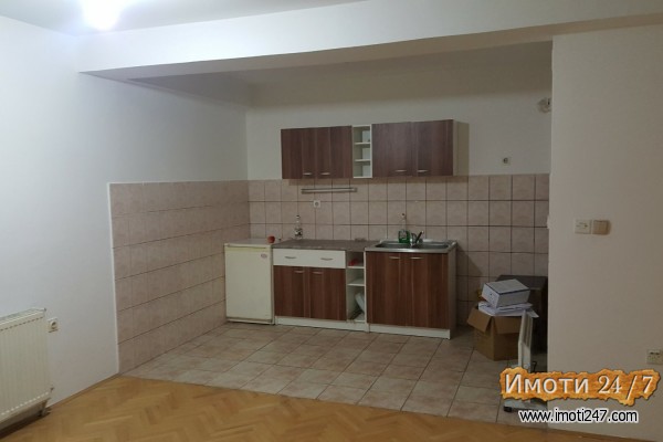 Повoло се продава стан