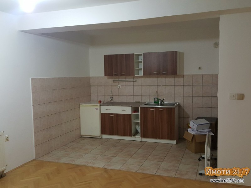 Повoло се продава стан