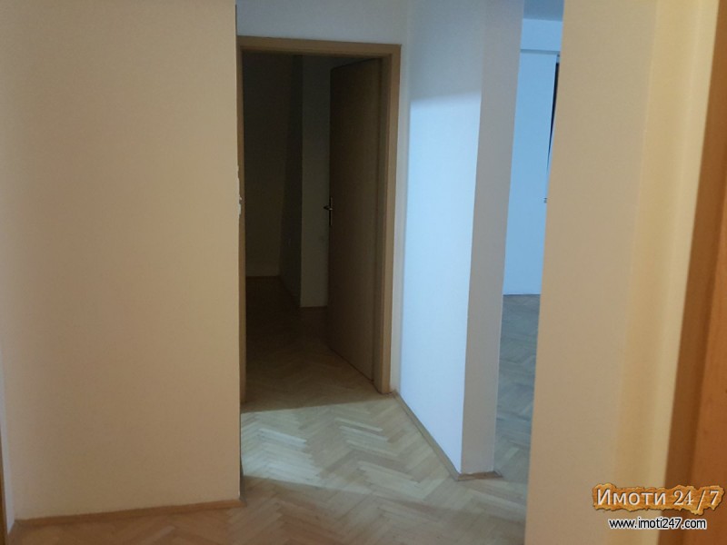 Повoло се продава стан