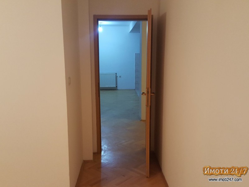Повoло се продава стан
