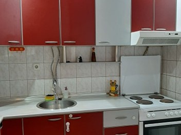 Се изнајмув стан наместен