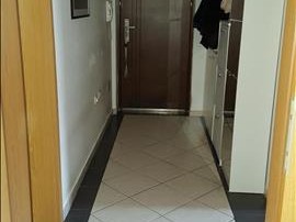 Издавам комплетно урден стан во центар во близина на Католичка црква