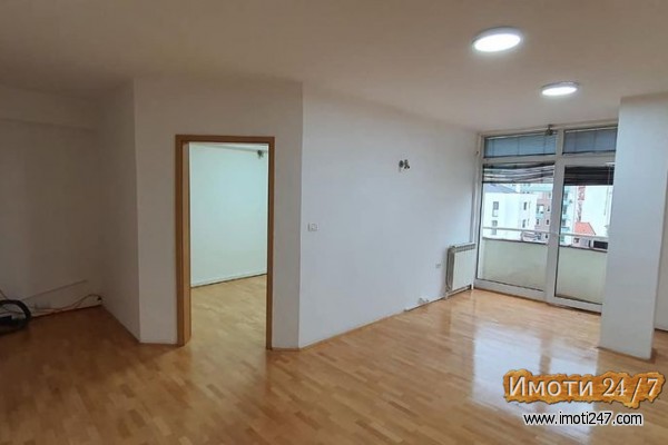 Se izdava stan vo Centar 65m2