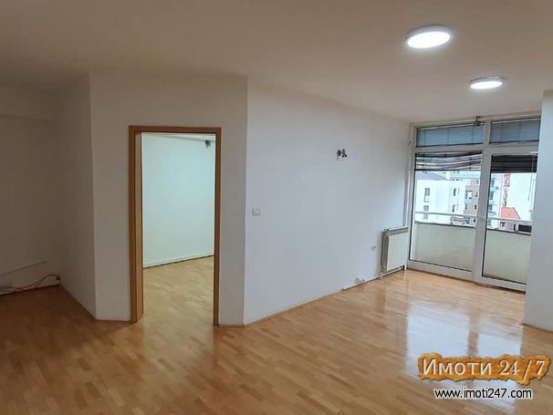 Se izdava stan vo Centar 65m2