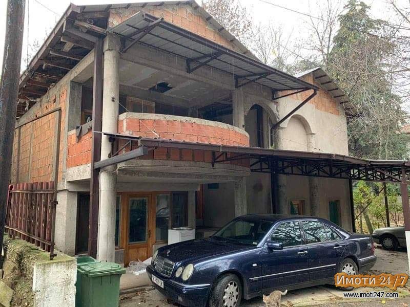 PRODAVAM KUKA NA VODNO