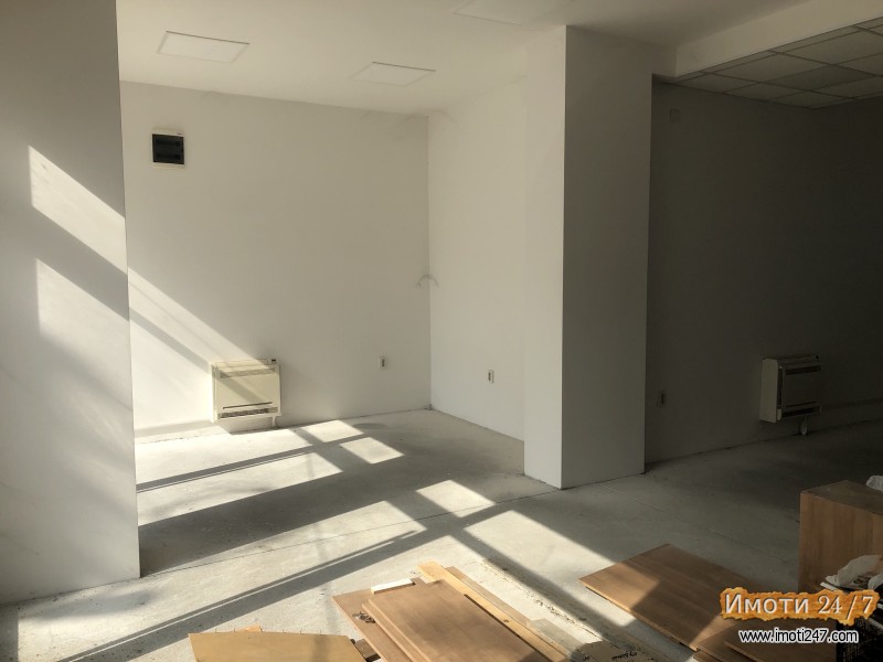 SE PRODAVA IZDAVA DELOVEN PROSTOR VO MADZIR MAALO