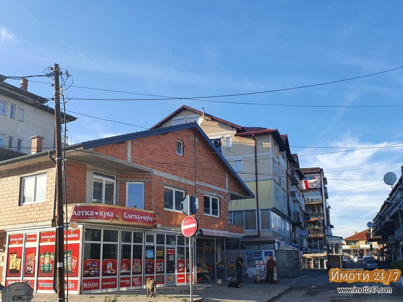 Se prodava kuka so deloven prostor vo Struga