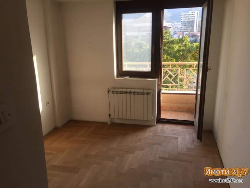 Se prodava stan hitno na extra mesto vo Centar