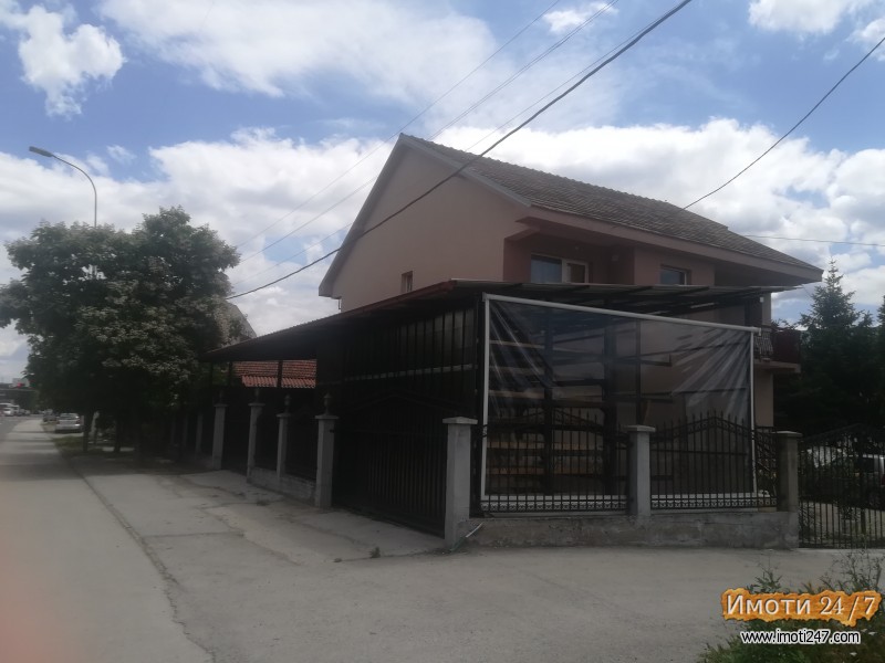 СЕ ПРОДАВА КУЌА