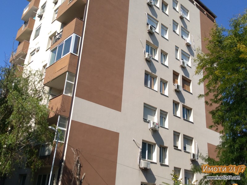 Izdavam trosoben Stan vo Centar