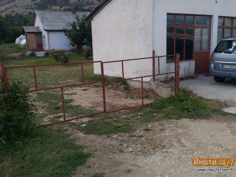 Se prodava kuka I nivi no