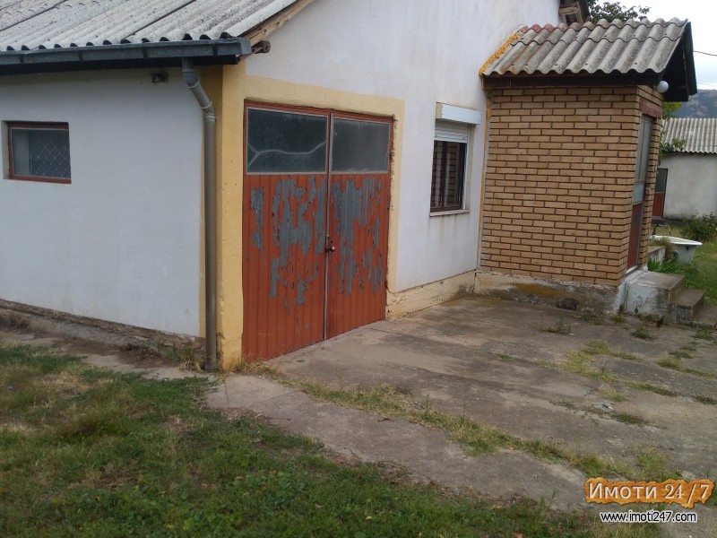Se prodava kuka I nivi no