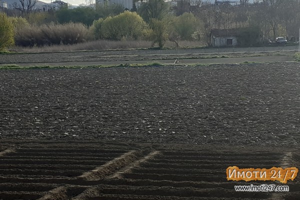 Се продава нива со место за градба