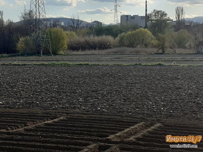 Се продава нива со место за градба