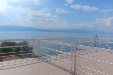 КУЌА ЗА ОДМОР ИЛИ БИЗНИС СО АТРАКТИВЕН ПОГЛЕД НА ЕЗЕРО