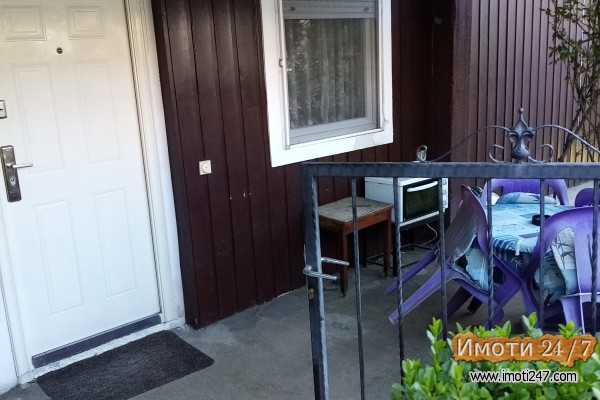 Prodavam finska baraka 53m2 so dvorno mesto 200 m2 I garaza vo naselba Lisice