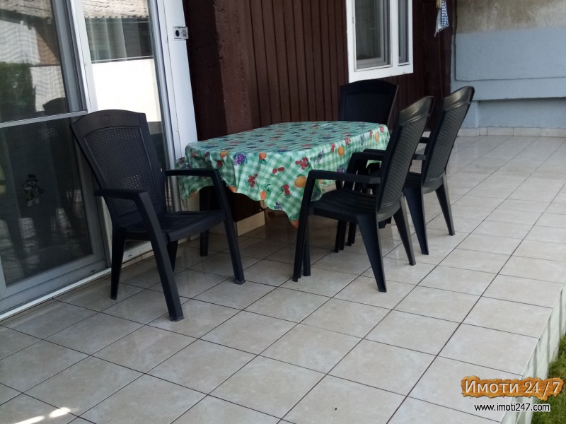 Prodavam finska baraka 53m2 so dvorno mesto 200 m2 I garaza vo naselba Lisice