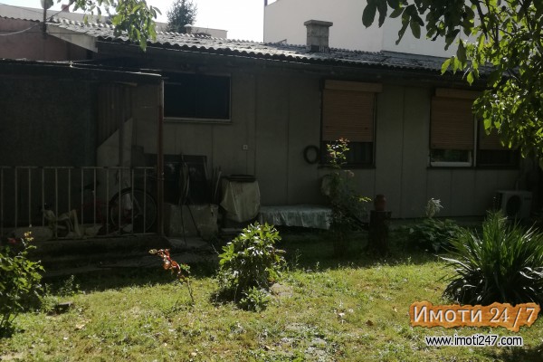 Барака со прекрасен двор