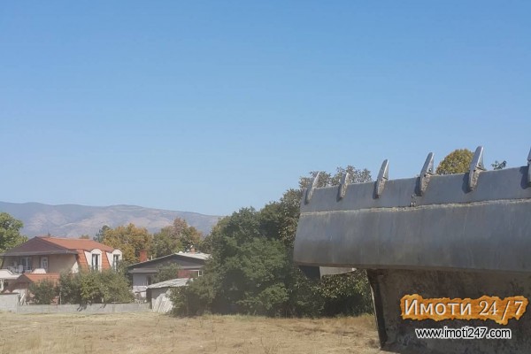 Се продава плац со станбено-деловна намена