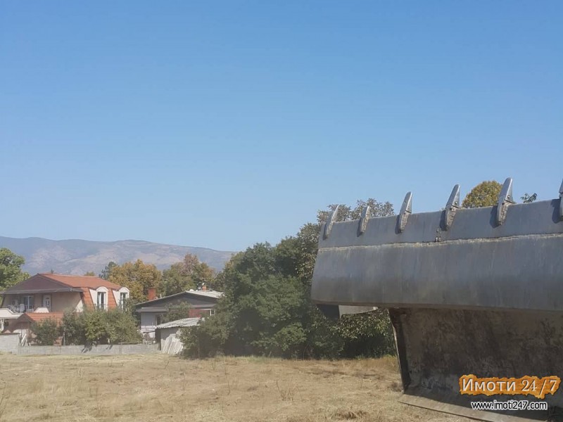 Се продава плац со станбено-деловна намена