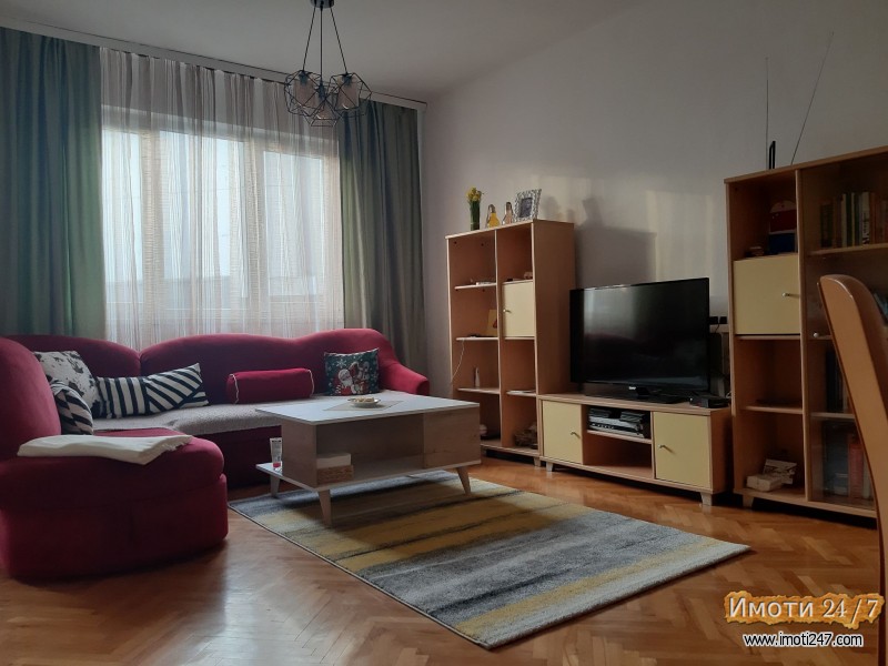 Izdavam trosoben stan na Kej Makedonija Skopje