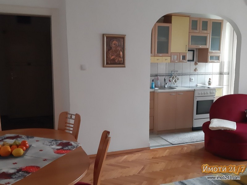 Izdavam trosoben stan na Kej Makedonija Skopje