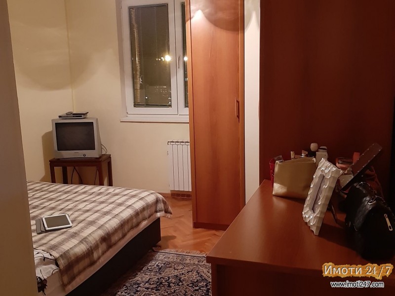 Izdavam trosoben stan na Kej Makedonija Skopje