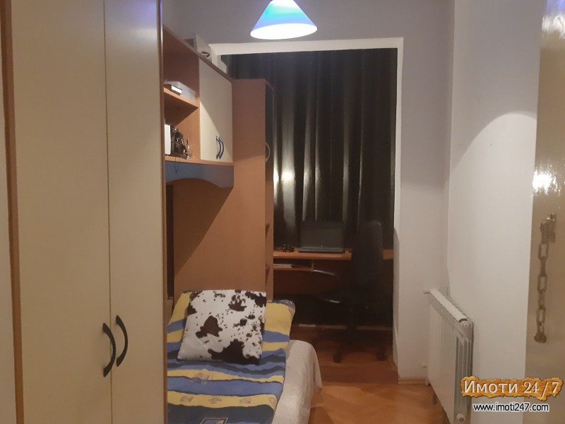 Izdavam trosoben stan na Kej Makedonija Skopje