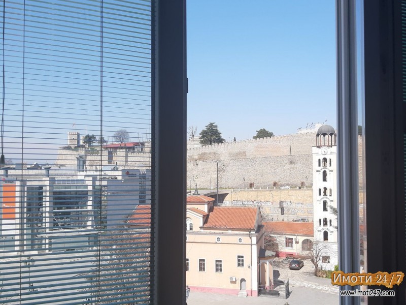Izdavam trosoben stan na Kej Makedonija Skopje