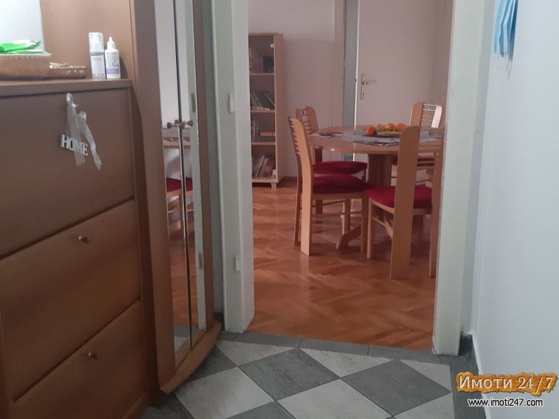 Izdavam trosoben stan na Kej Makedonija Skopje
