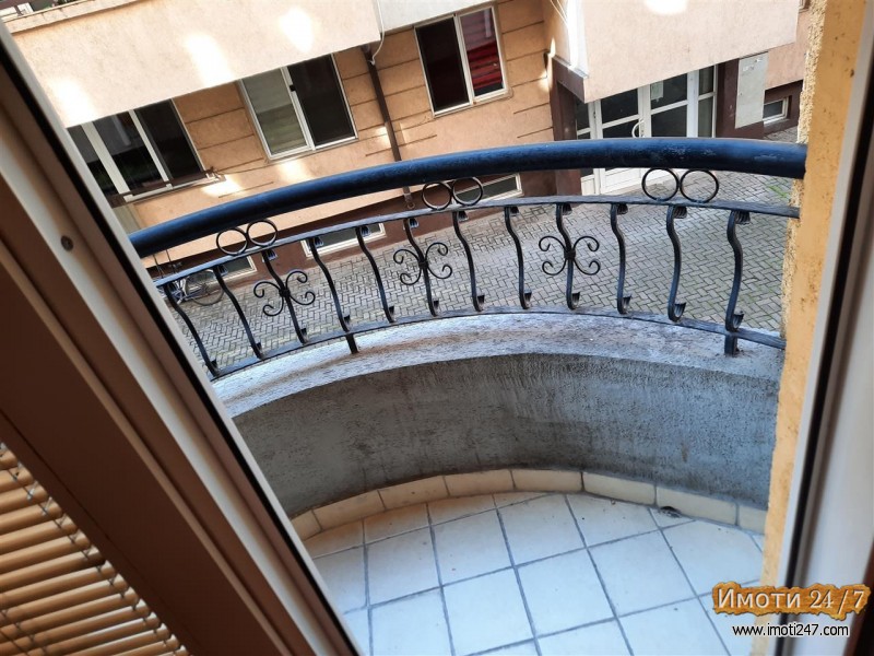 IZDAVAM GARSONJERA