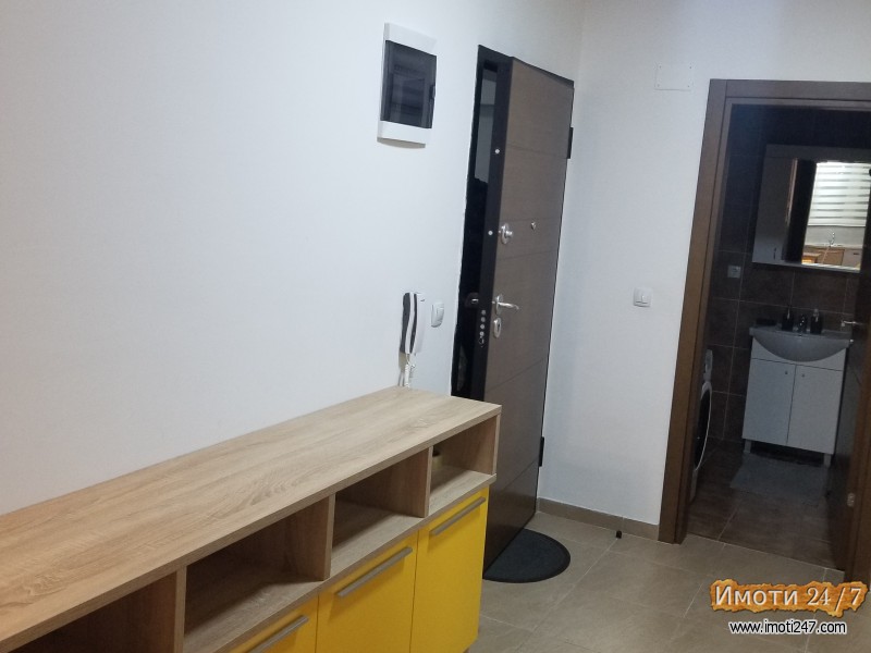Izdavam nov trosoben stan kaj Univerzalna sala 
