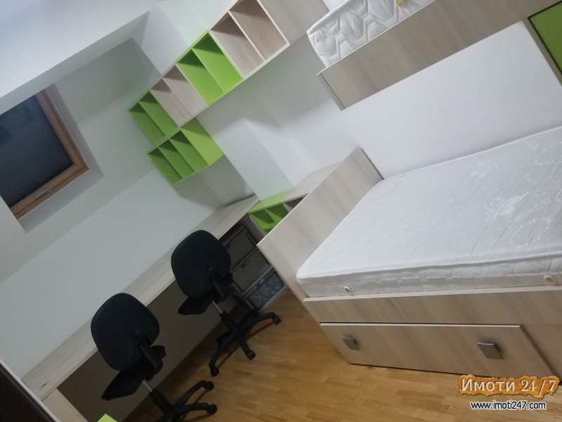 Izdavam nov trosoben stan kaj Univerzalna sala 