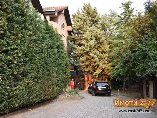 ITNO se PRODAVA LUX KUJKA na VODNO 900e m2 