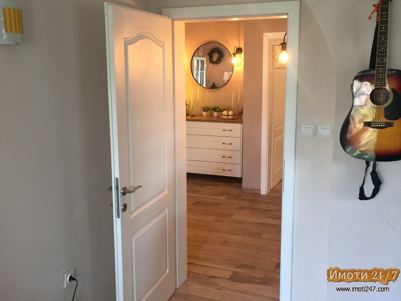 ИЗДАВАМ спрат од куќа во Влае  до Кафичот Кино Влае  Скипје