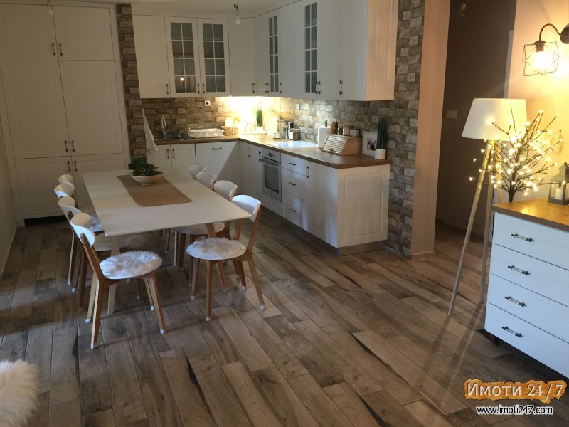 ИЗДАВАМ спрат од куќа во Влае  до Кафичот Кино Влае  Скипје