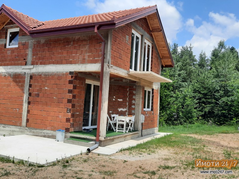 Se prodava vikendica na Berovsko ezero